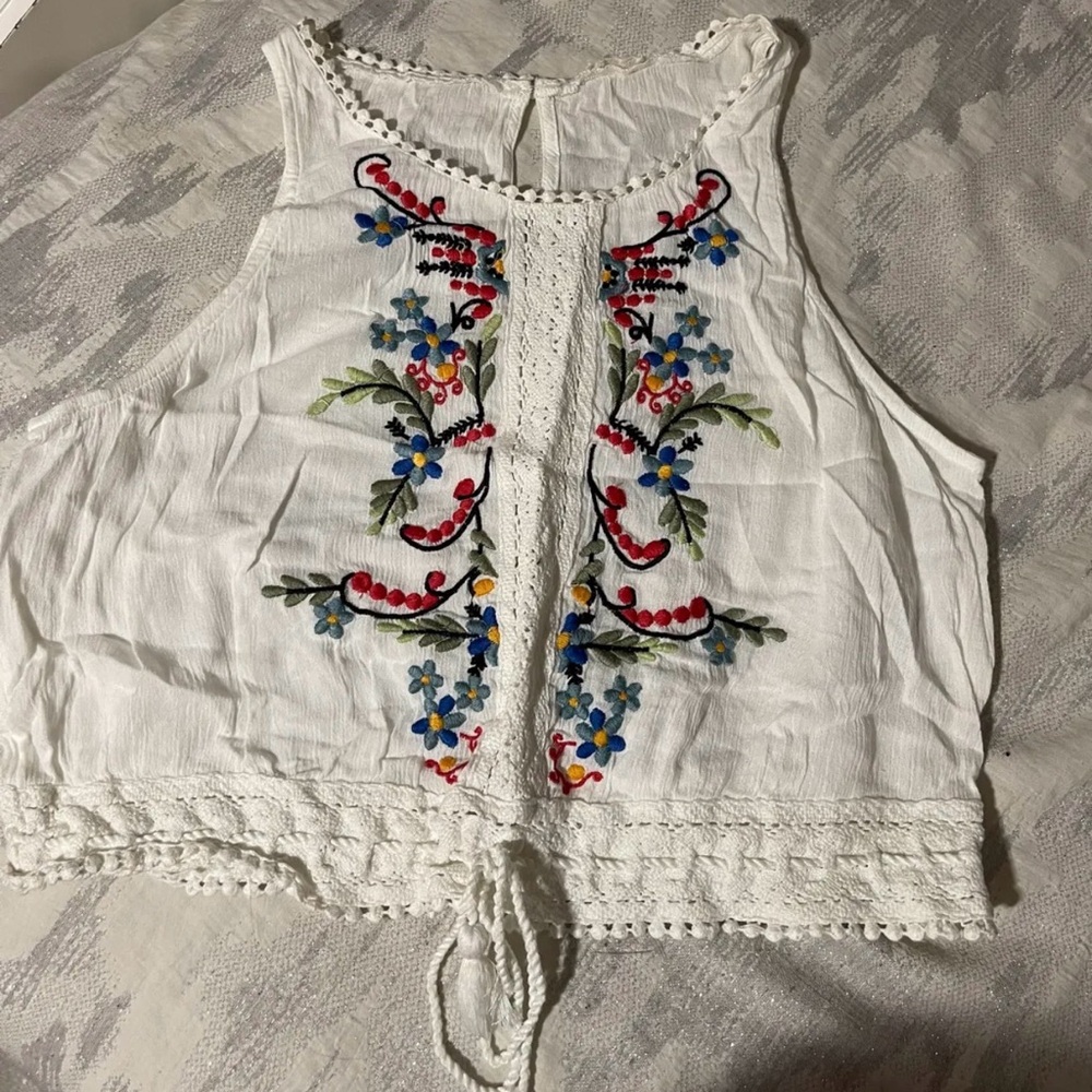 Hollister Top Embroidered Floral White Crop - Picture 2 of 7